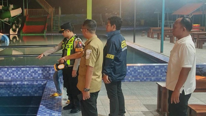 Sejumlah petugas Polres Gresik melakukan olah TKP di kolam tempat bocah tenggelam di kawasan wisata Jati Sewu.