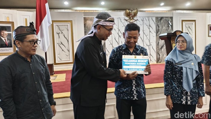 Sekda Kabupaten Bogor Ajat Rochmat Jatnika saat peresmian Simbolis Labelisasi Penerima Bantuan Sosial di Auditorium Setda Kabupaten Bogor, Kamis (21/5/2026).