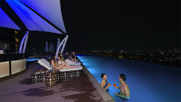The Trans Luxury Hotel Surabaya resmi soft opening dengan promo kamar mulai Rp999 ribu. Tamu disuguhi fasilitas premium dan rooftop mewah.