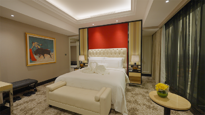 The Trans Luxury Hotel Surabaya resmi soft opening dengan promo kamar mulai Rp999 ribu. Tamu disuguhi fasilitas premium dan rooftop mewah.