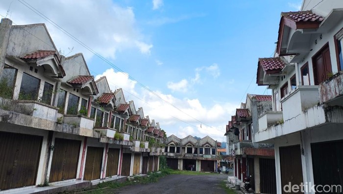 Suasana sepi dan terbengkalai Pusat Pertokoan dan Pasar Induk Jalaksana  Kuningan
