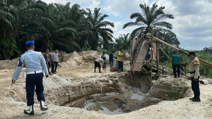 Tambang Galian C ilegal di wilayah Kampar, Riau dipasangi garis polisi, pada Rabu (20/5/2026).