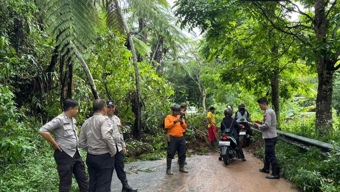 Pihak kepolisian, BPBD dan warga membuka jalur alternatif.