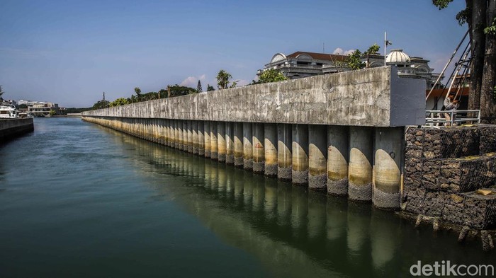 Wali Kota Jakarta Utara Hendra Hidayat meninjau kondisi tanggul laut di kawasan Pantai Mutiara, Jakarta Utara, Kamis (21/5/2026). Peninjauan dilakukan untuk memastikan kesiapan infrastruktur menghadapi ancaman banjir rob di kawasan pesisir.
