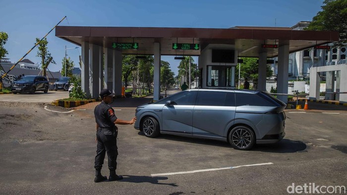 Wali Kota Jakarta Utara Hendra Hidayat meninjau kondisi tanggul laut di kawasan Pantai Mutiara, Jakarta Utara, Kamis (21/5/2026). Peninjauan dilakukan untuk memastikan kesiapan infrastruktur menghadapi ancaman banjir rob di kawasan pesisir.