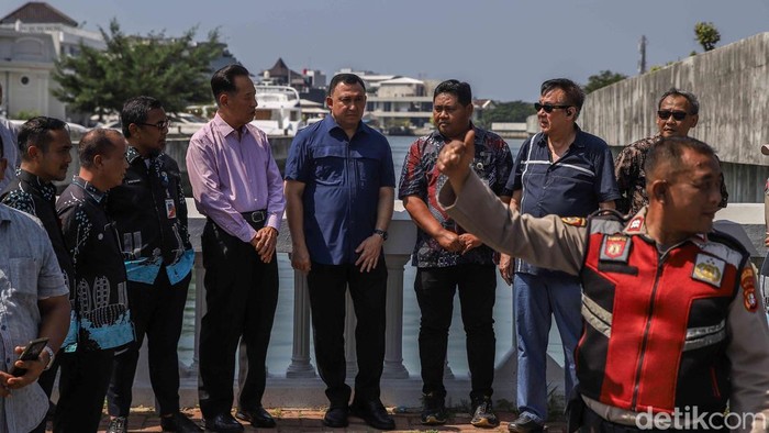 Wali Kota Jakarta Utara Hendra Hidayat meninjau kondisi tanggul laut di kawasan Pantai Mutiara, Jakarta Utara, Kamis (21/5/2026). Peninjauan dilakukan untuk memastikan kesiapan infrastruktur menghadapi ancaman banjir rob di kawasan pesisir.