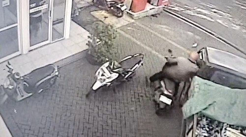 Tangkapan layar video viral dugaan pelaku pencurian tas dalam mobil pikap di area SPBU Jembrana, Bali, Rabu (20/5/2026). (Foto: Dok. Istimewa)