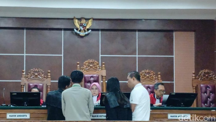 Terdakwa Dju Seng (Baju putih saat menghadiri persidangan di PN Batam, Kamis (21/5/2026). (Alamudin/detikcom)
