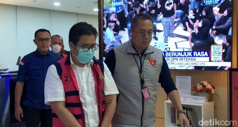Tersangka kasus korupsi Rp 16 miliar di Kementerian PU (Mulia Budi/detikcom) Tersangka kasus korupsi Rp 16 miliar di Kementerian PU (Mulia Budi/detikcom)
