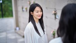 Potret Shin Min Ah Jadi Anak Kembar di Film Thriller Terbaru