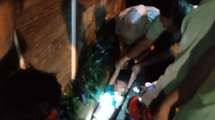 Tim rescue Damkar Palembang mengevakuasi bocah yang terjepit di parit