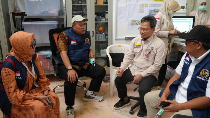 Timwas Haji DPR melakukan peninjauan ke Kantor Kesehatan Haji Indonesia di Makkah, Arab Saudi, Rabu (20/5/2026)