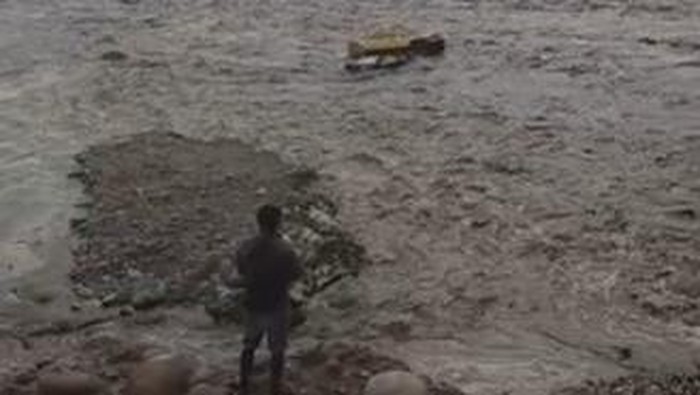 Truk tambang terseret arus sungai di Gowa.