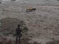 2 Truk Tambang Pasir Hanyut Terseret Arus Sungai di Parangloe Gowa
