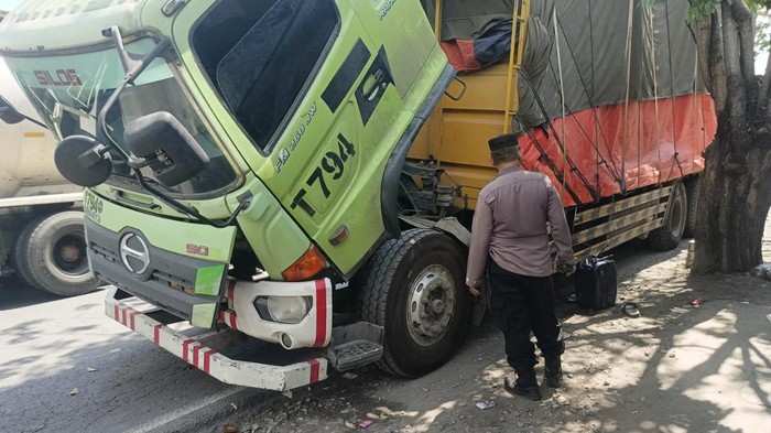 Truk yang mogok jadi penyebab kemacetan panjang di Cerme Gresik