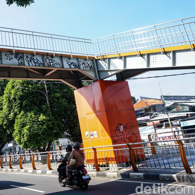 Vandalisme di JPO Taman Secawan Bikin Kumuh