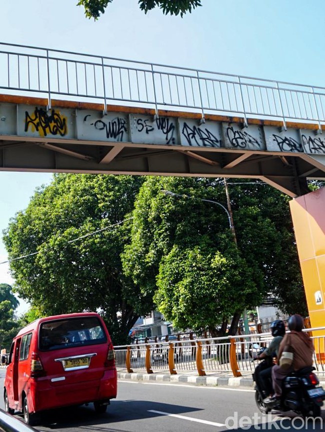 Vandalisme di JPO Taman Secawan Bikin Kumuh