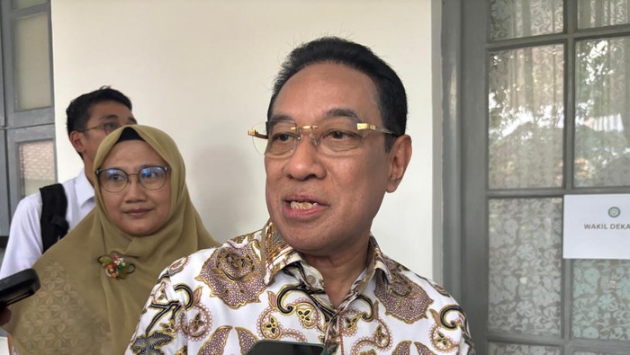 Wakil Menteri Kesehatan (Wamenkes) dr Benjamin Paulus Octavianus saat melakukan kunjungan kerja ke Surabaya.
