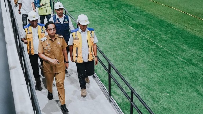 Wali Kota Medan Rico Waas saat melakukan peninjauan Stadion Teladan. (dok.Pemkot Medan)