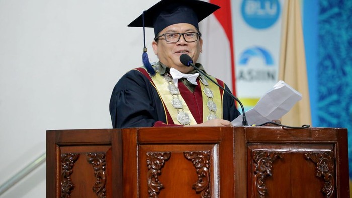 Wakil Rektor III UIN Sunan Kalijaga, Abdur Rozaki, saat sambutan saat wisuda UIN Sunan Kalijaga 