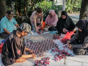 Warga Malaka Jaya Ubah Sampah Jadi Kerajinan Kreatif