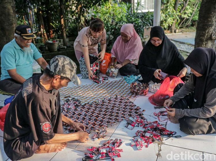 Warga Malaka Jaya Ubah Sampah Jadi Kerajinan Kreatif