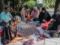 Warga Malaka Jaya Ubah Sampah Jadi Kerajinan Kreatif