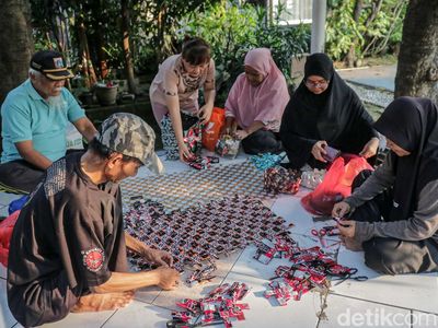 Warga Malaka Jaya Ubah Sampah Jadi Kerajinan Kreatif