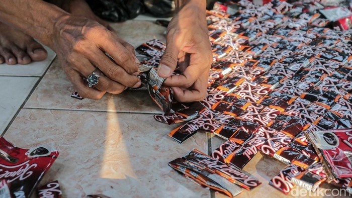 Warga Malaka Jaya Ubah Sampah Jadi Kerajinan Kreatif