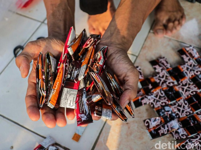 Warga Malaka Jaya Ubah Sampah Jadi Kerajinan Kreatif