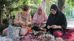 Warga Malaka Jaya Ubah Sampah Jadi Kerajinan Kreatif