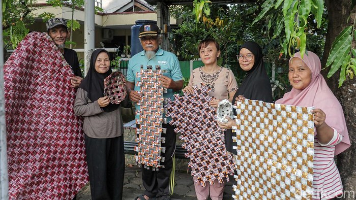 Warga menganyam bungkus kopi dan kemasan sabun bekas menjadi tikar serta tas di Saung RW 12, Kelurahan Malaka Jaya, Kecamatan Duren Sawit, Jakarta Timur, Kamis (21/5/2026). Kegiatan pengolahan sampah rumah tangga tersebut dilakukan warga sebagai upaya mengurangi limbah sekaligus menciptakan produk kerajinan bernilai ekonomi.