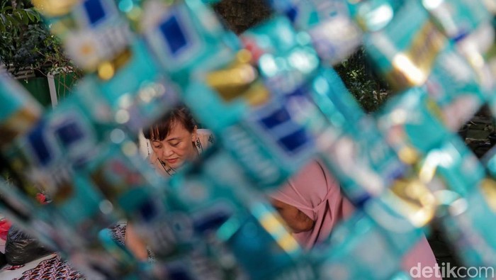 Warga Malaka Jaya Ubah Sampah Jadi Kerajinan Kreatif