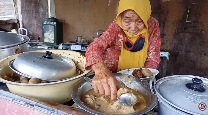 7 Sosok 'Mbah' Penjual Makanan Tradisional