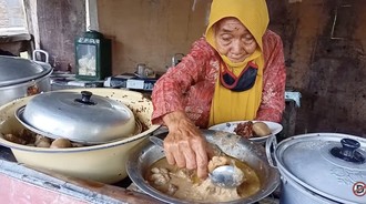 7 Sosok Mbah Penjual Makanan Tradisional yang Ikonik dan Legend Banget