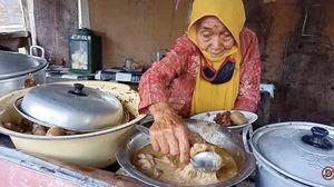 7 Sosok Mbah Penjual Makanan Tradisional yang Ikonik dan Legend Banget