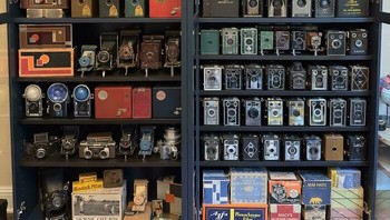 Koleksi kamera Art Deco dari tahun 1920-an hingga 1940-an ini lebih difungsikan sebagai karya seni daripada alat potret. Sang kolektor mengaku tidak pernah memakainya karena banyak kamera ini terbuat dari kardus rapuh yang fungsinya pun kurang baik sejak zaman dulu. MrRabinowitz via BoredPanda