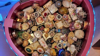  Berawal dari kecintaan pada wadah kecil, kolektor ini kini punya banyak koleksi kotak pil dan cermin rias (compacts) vintage yang cantik. Benda-benda kecil ini tidak hanya fungsional, tapi juga menyimpan nilai sejarah dan desain yang sangat artistik. Obvious-Piperpuffer via BoredPanda