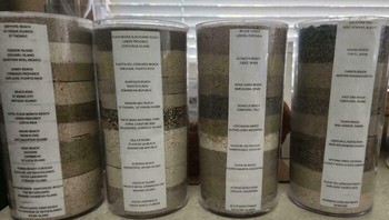 Kumpulan pasir dari berbagai negara yang dibawa oleh sang paman ini menjadi pengingat perjalanan keliling dunia. Setiap wadah diberi label lokasi yang spesifik, namun sang kolektor juga mengingatkan untuk selalu cek aturan setempat karena membawa pulang pasir di beberapa tempat bisa melanggar hukum. clockewise via BoredPanda