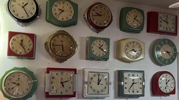 Obsesi pada jam dapur Telechron bermula dari keinginan memperbaiki satu jam rusak hingga akhirnya membuat sang pemilik terobsesi dengan visualisasi waktu. Koleksi ini kini menampilkan deretan jam dengan warna dan bentuk berbeda yang semuanya menunjukkan waktu yang tidak seragam, menciptakan keunikan visual tersendiri. Minute_Split_736 via BoredPanda