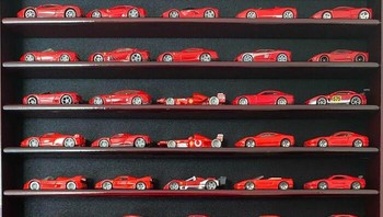 Koleksi die-cast mobil Ferrari ini benar-benar serius karena sang pemilik berusaha mengumpulkan setidaknya satu model dari setiap jenis yang pernah diproduksi oleh Hot Wheels. Obsesi ini tumbuh dari mimpi untuk suatu hari nanti memiliki mobil Ferrari sungguhan. lighthousekeeper33 via BoredPanda