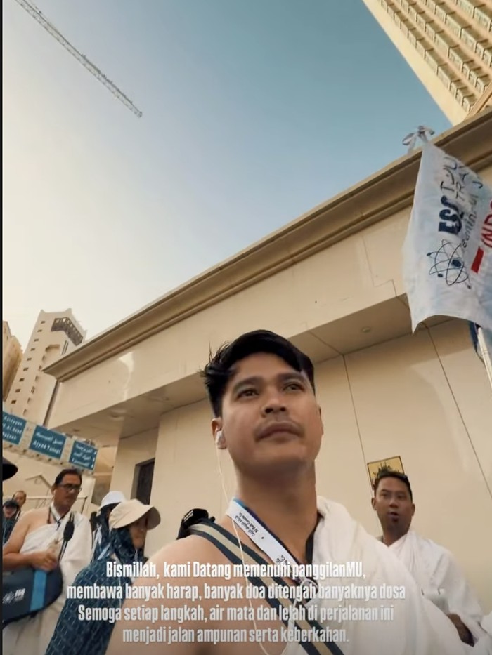 Aiman Ricky menjadi pembimbing haji.