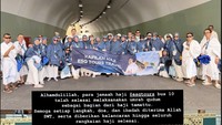 Aiman dan rombongan jemaah yang dia dampingi sudah sampai di Makkah. Alhamdulillah para jemaah haji @esgtours bus 10 telah selesai melakukan umrah qudum sebagai bagian dari haji tamattu. Semoga setiap langkah, doa, dan ibadah diterima Allah SWT, serta diberikan kelancaran hingga seluruh rangkaian haji selesai, doa Aiman. Foto: Instagram @aimanrickyy