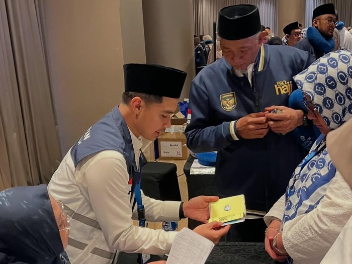 Aiman Ricky menjadi pembimbing haji.