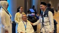 Bintang serial Dunia Tanpa Tuhan itu bertugas mempersiapkan para jemaah, mulai mengecek kelengkapan dokumen-dokumen jemaah, perlengkapan jemaah, hingga tiket penerbangan jemaah. Foto: Instagram @aimanrickyy