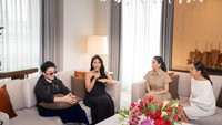Anggun mengatakan bukan sekali saja kerampokan di Paris, Prancis. Jangan, jangan pada mikir kalau di Eropa itu, no, apalagi sekarang criminal rate itu makin tinggi. Tapi kan kita hidup cuma sekali ya, masak jangan pakai kalau ke Paris entar dirampok orang, amit-amit, katanya. (Foto: ist)