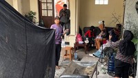 Jenazah nenek disemayamkan di rumah keluarga Anisa Rahma di Bandung yang tiga minggu lalu kebakaran. Foto: Instagram Story @anisarahma_12
