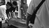 Anandito Dwis ikut merapikan dan menggotong jenazah ke atas keranda untuk dibawa ke pemakaman. Nenek Anisa Rahma meninggal pada usia 93 tahun. Bulan ini penuh kesedihan. Allah uji keluarga kami. Setelah rumah, hari ini nenek kami berpulang, tulis Anandito Dwis, suami Anisa Rahma. Foto: Instagram Story @anisarahma_12