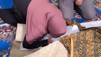 Anisa Rahma membagikan kabar duka, neneknya, Halimah Tusadiyah binti Yahya Taher, meninggal dunia. Cium terakhir untuk nenek tercinta. Mohon doanya teman-teman untuk nenek aku yaa, makasih (Rahimhallah) Halimah Tusadiyah binti Yahya Taher, tulis Anisa Rahma dalam Instagram Story pribadinya, Kamis (21/5/2026). Foto: Instagram Story @anisarahma_12