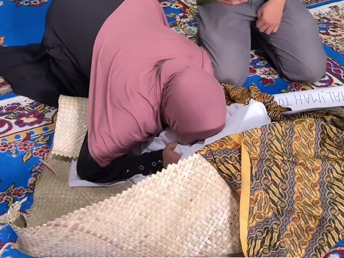 Nenek Anisa Rahma meninggal dunia.